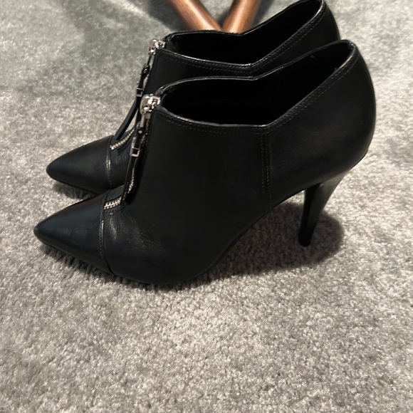 Michael Kors heels black leather booties front zipper size 6.5 - Picture 3 of 3